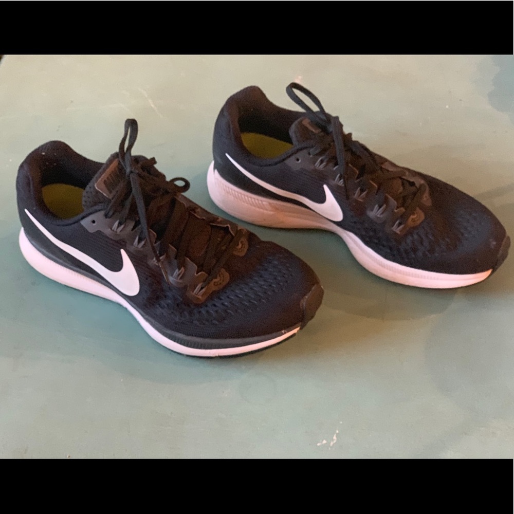 Nike Zoom Pegasus Size 7. I believe mens.